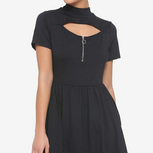 Sold. Hot Topic o ring keyhole skater dress - Picture 2 of 10